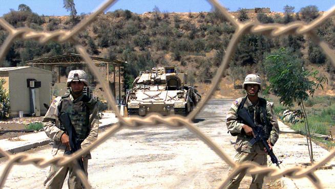 Dos soldados estadounidenses en Iraq el 6 de junio de 2003.