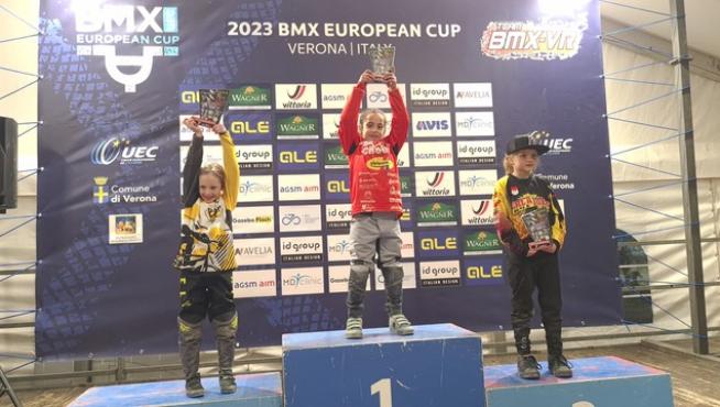 La aragonesa Laia Quatronne en lo más alto del podio de la Copa de Europa de BMX