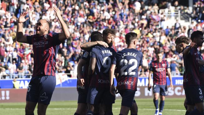 Los jugadores de la SD Huesca celebran el gol del empate ante el Real Zaragoza.