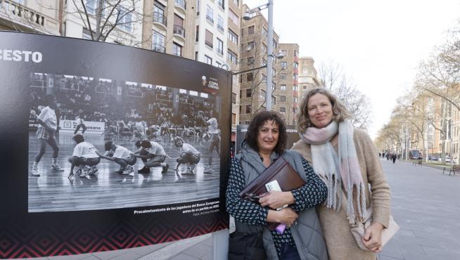 Nines Gracia y Esther Wender posan este martes en Gran Vía, en la exposición 'Zaragoza, ciudad de baloncesto', junto a una fotografía suya de hace 30 años.
