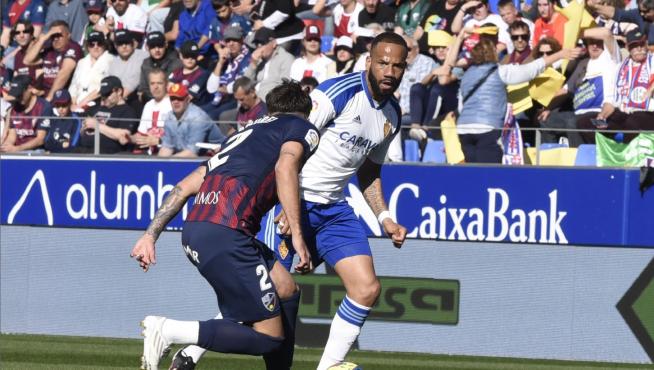 Thiago Bebé, en un ataque del Real Zaragoza el pasado domingo en Huesca, encara al rumano Ratiu.