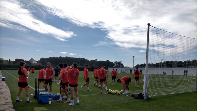 Los jugadores de la SD Huesca se hidratan antes de seguir con el entrenamiento este miércoles.