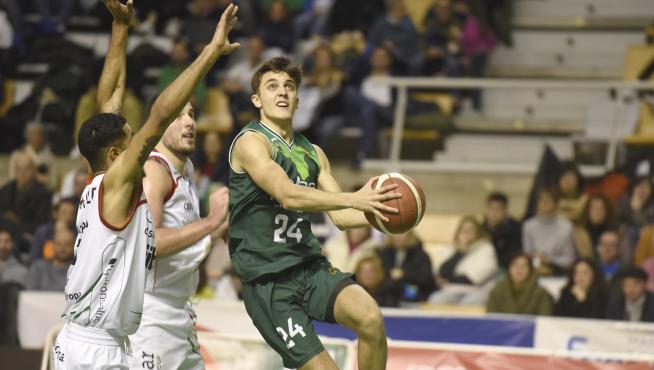 Álex Rubín de Celis, en una entrada a canasta durante un reciente encuentro.