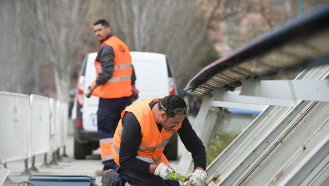 Los operarios trabajan para reparar los elementos metálicos de la pasarela el Voluntariado de Zaragoza.