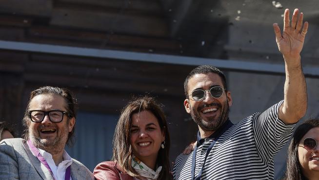El actor Miguel Ángel Silvestre, en el balcón del Ayuntamiento de Valencia durante las Fallas