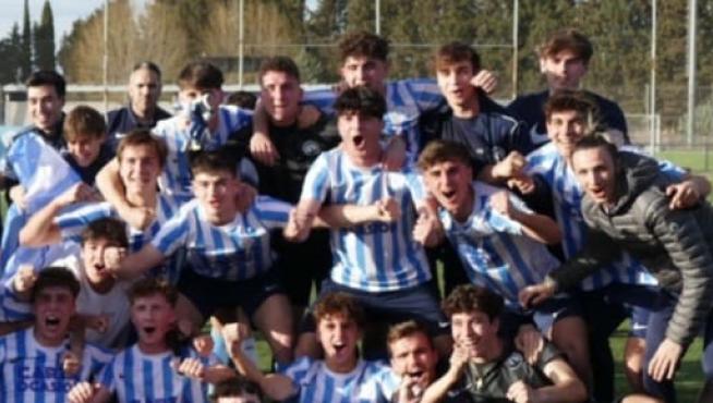 Los jugadores del Racing Zaragoza celebran el resultado ante el San Gregorio, que les pone el ascenso muy cerca