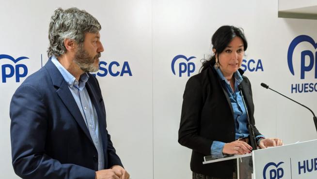 El presidente provincial del PP, Gerardo Oliván, y la candidata popular a la Alcaldía de Huesca, Lorena Orduna.