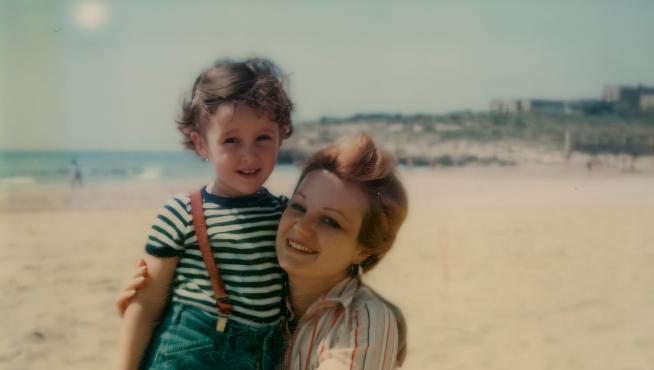 Elena Cid, con 3 años, en Playa Savinosa (Tarragona), con su madre.