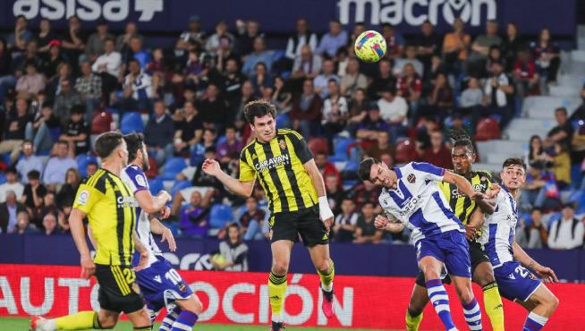 Azón remata de cabeza una falta lateral en el partido de anteanoche en Valencia.