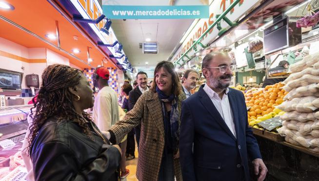 Lola Ranera (en el centro) y Javier Lambán (a la derecha) este sábado en el Mercado de las Delicias de Zaragoza