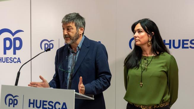 Gerardo Oliván y Lorena Orduna, durante la rueda de prensa en la sede del PP en Huesca.