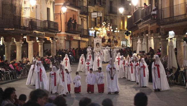 Procesión de la Hermandad de Jesús Atado a la Columna a su paso por la plaza del Torico.