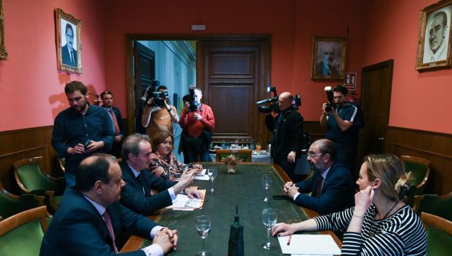El presidente aragonés, Javier Lambán, en la reunión que ha mantenido hoy con el presidente de la Cámara de Comercio de Zaragoza, Jorge Villarroya.