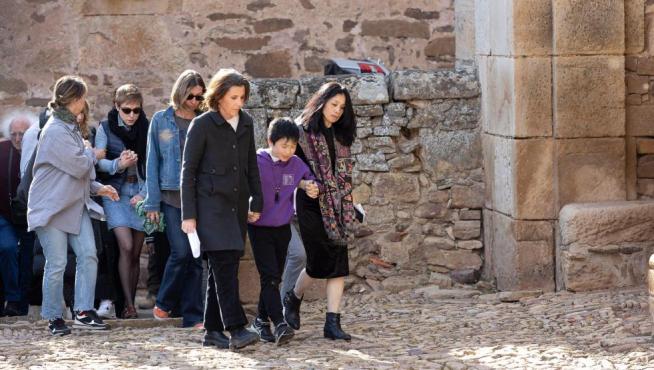 La viuda de Sánchez Dragó, Emma Nogueiro (segunda por la izquierda), la expareja del escritor, Naoko (derecha) y sus hijos, a la llegada al entierro en Castilfrío de la Sierra