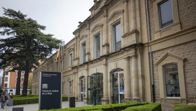Palacio de Justicia de La Rioja este miércoles, cuando cinco adolescentes detenidos como presuntos autores de una agresión sexual grupal a dos niñas.