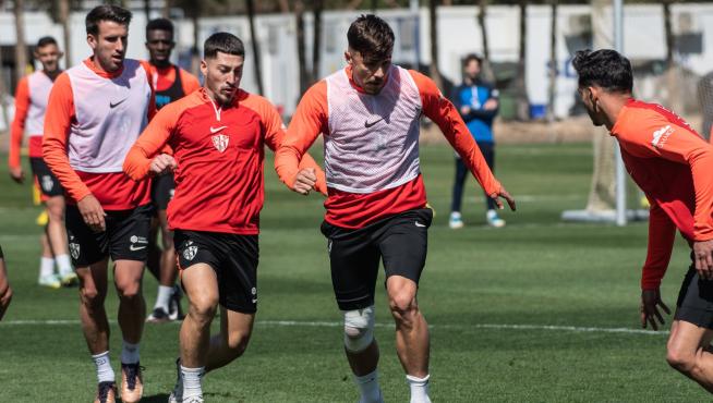 El lateral Andrei Ratiu se lleva la pelota durante el entrenamiento previo al partido.