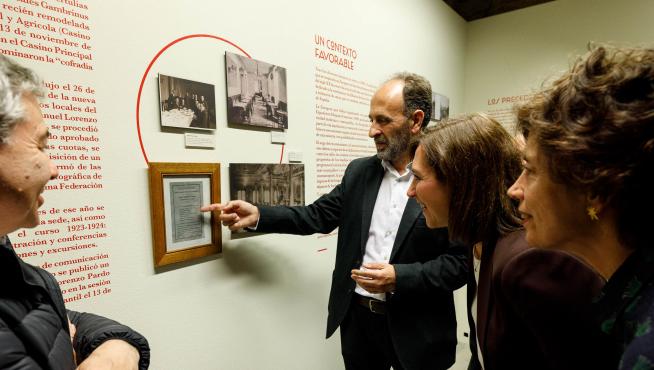 El presidente de la RSFZ, Ignacio García, junto con el comisario, Juan Carlos Lozano y la vicealcaldesa, Sara Fernández