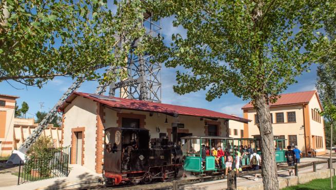Turistas en el tren Hulla –funciona con carbón– que recorre 2,5 kilómetros en Utrillas.