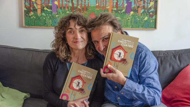 Inma Grau y Oswaldo Felipe con su espléndido libro, que publicó el sello Diego Pun Ediciones.