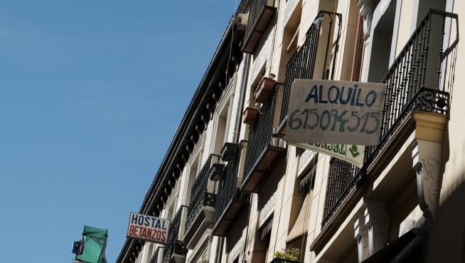 Vivienda y locales en alquiler en una calle de Madrid.