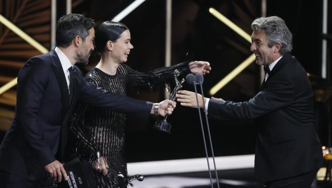 La actriz Laia Costa y el actor Ricardo Darín (d) tras recibir los Premios Platino a Mejor interpretación femenina y Mejor interpretación masculina, respectivamente