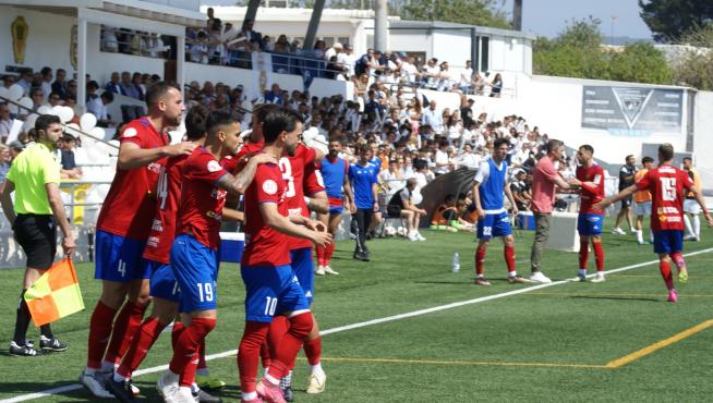 ;os jugadores del Teruel celebran un gol ante la Peña Deportiva