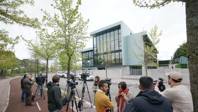 Medios de comunicación frente a la clínica Eduardo Anitua donde va a tratarse el Rey emérito