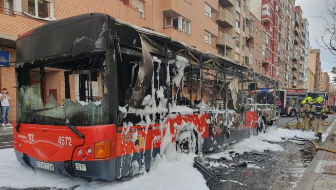 Fotos del incendio de un autobús en Zaragoza