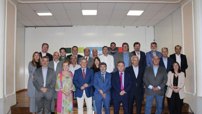La nueva dirección de la patronal turolense posa con invitados a la jornada electoral.