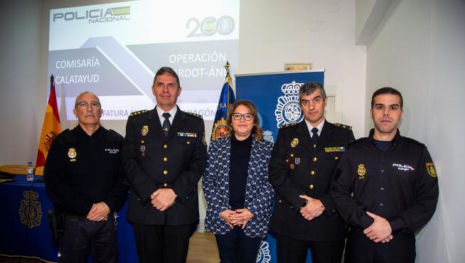 Navarro, segundo por la derecha, durante la presentación de una de las operaciones de la Policía Nacional