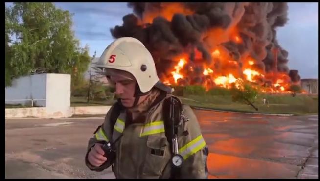 Mikhail Razvozhayev, gobernador de Sebastopol, ha publicado varios vídeos del fuego en las redes sociales.