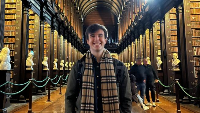 El estudiante zaragozano David Torres en la biblioteca de la universidad de Dublín donde estudia este año con una beca Erasmus.