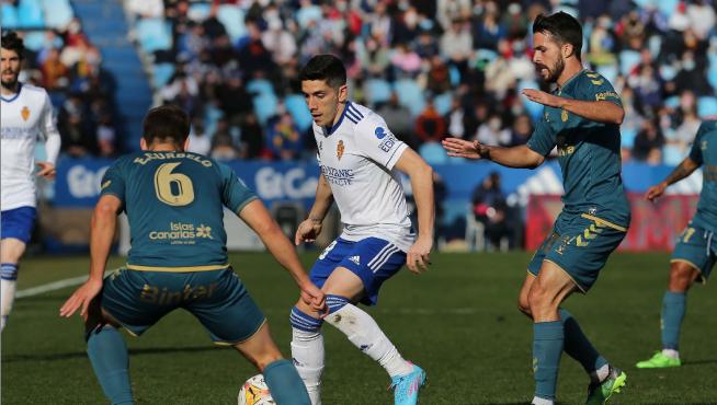 Fran Gámez, en un lance del partido Real Zaragoza-Las Palmas de la temporada pasada en La Romareda (2-1).