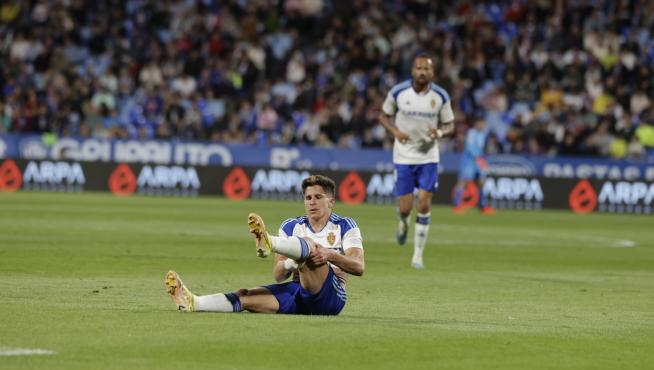 Diego Simenone lesionado en el partido Real Zaragoza-Las Palmas.