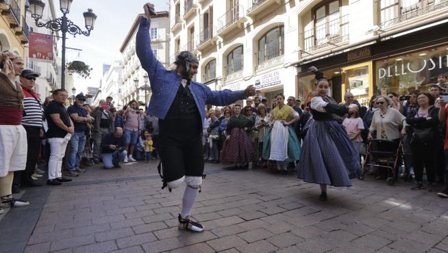 Una ronda jotera ha recorrido el centro de Zaragoza con motivo de las Fiestas Goyescas de la ciudad.