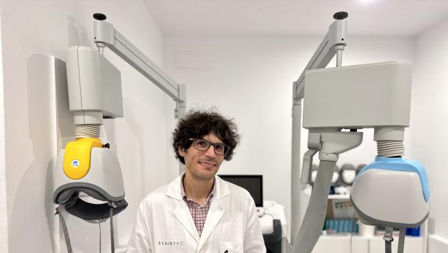 El científico aragonés Diego Redolar, El investigador turolense Diego Redolar, con la máquina que podría usarse en Zaragoza para tratar patologías neurológicas y psiquiátricas.