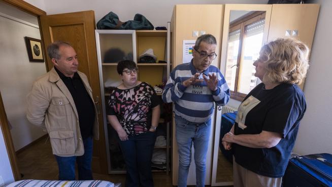 Santiago Villanueva, Bea Sánchez, Ángel Nicolau y María Victoria Broto en una de las viviendas de Kairós del programa 'Mi casa: una vida en comunidad'