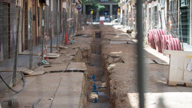 La reforma de la calle de Concepción Arenal de Zaragoza, que debería estar finalizada, está completamente parada.