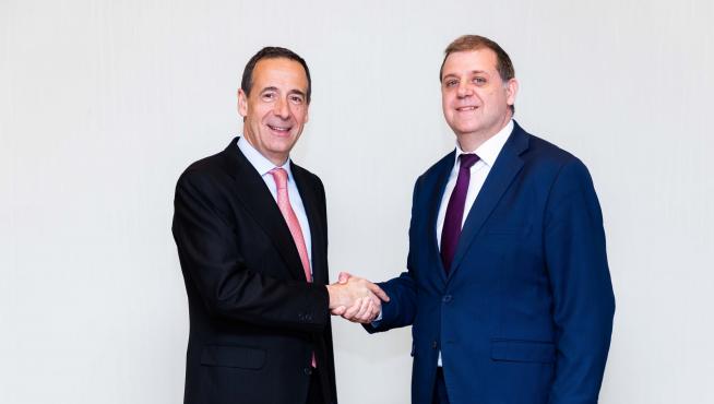 CaixaBank y Correos firman un acuerdo para facilitar la entrega de efectivo a domicilio