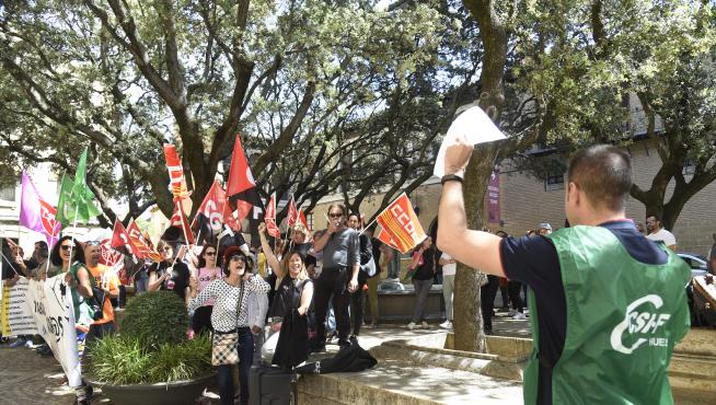 Un centenar de trabajadores han secundado la concentración en el día de la primera huelga en la historia del Ayuntamiento de Huesca.