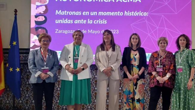 La consejera de Sanidad, Sira Repollés, en el medio, este viernes en unas jornadas llevadas a cabo por matronas.