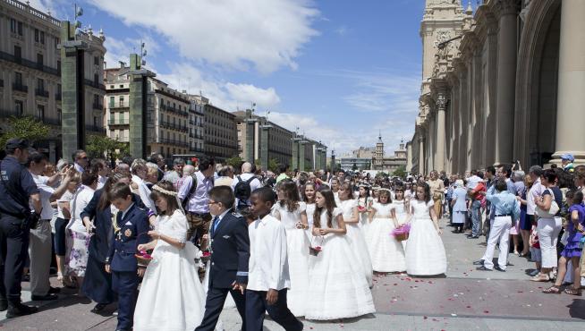 Niños, de comunión, en la procesión del Corpus Christi, en la plaza del Pilar de Zaragoza.