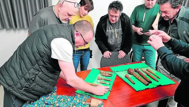 Pablo Carpintero muestra las piezas de las gaitas aragonesas analizadas en La Puebla de Híjar