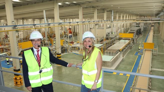 Enrique Ramírez, director general de Pladur, y Marta Blasco, gerente industrial de la planta de Pladur en Gelsa (Zaragoza).