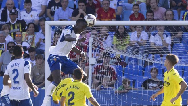 Gueye cabecea un balón en el área en el partido frente al Villarreal B en La Romareda jugado en la primera vuelta.