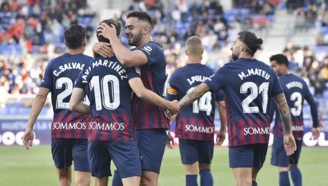 Javi Martínez celebra con Rubén Pulido su gol ante la Ponferradina.