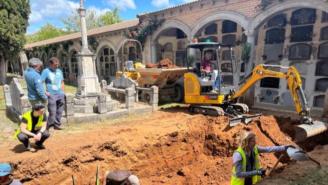 Labores de excavación en el cementerio de Jaca en busca de los restos de los nueve asesinados en la Guerra Civil.
