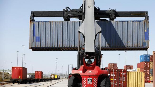 Contenedores con productos destinados a la exportación.