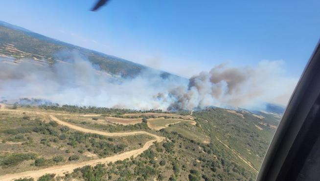 Vista aérea de las llamas del incendio, en las cercanías de Sos del Rey Católico.