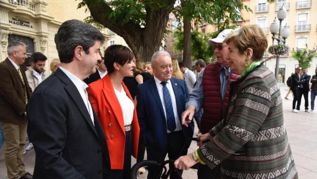 La ministra Isabel Rodríguez, en su visita a Huesca acompañada por el presidente de la Diputación Provincial, Miguel Gracia, y el alcalde, Luis Felipe.